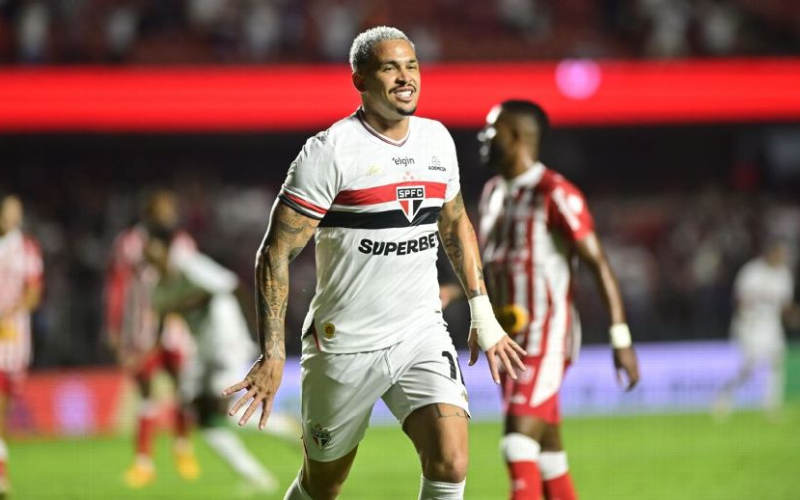 São Paulo vence o Náutico com brilho de Luciano